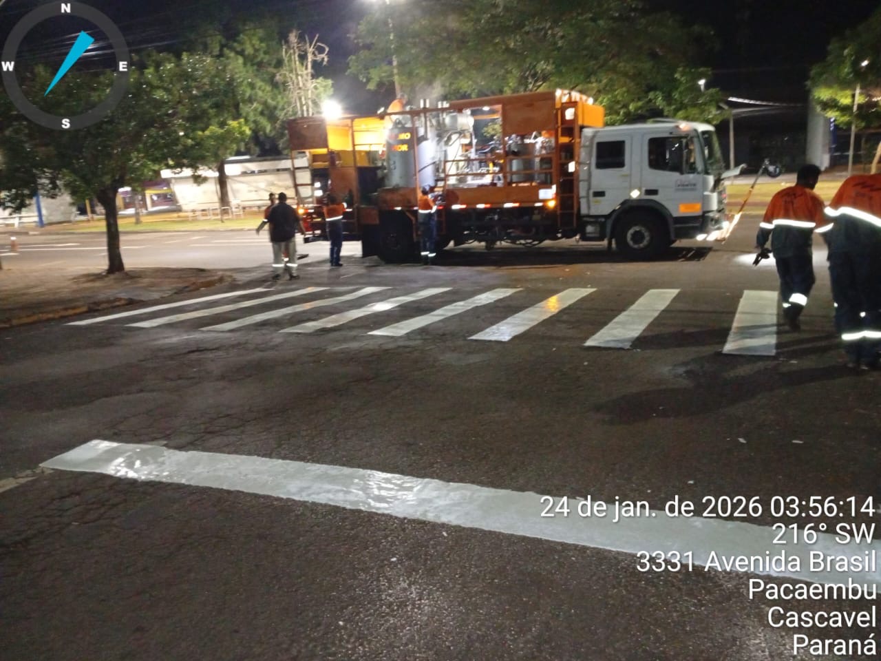 Faixa de pedestres sendo pintada à noite