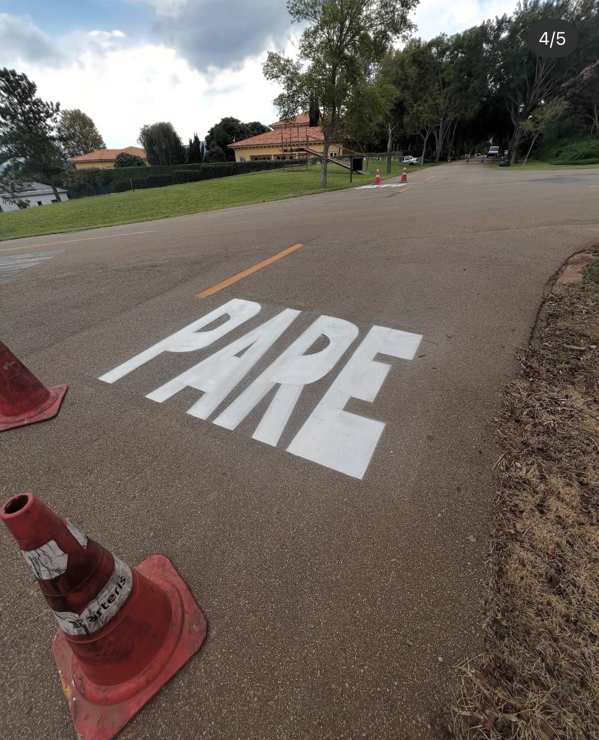Pintando PARE na via