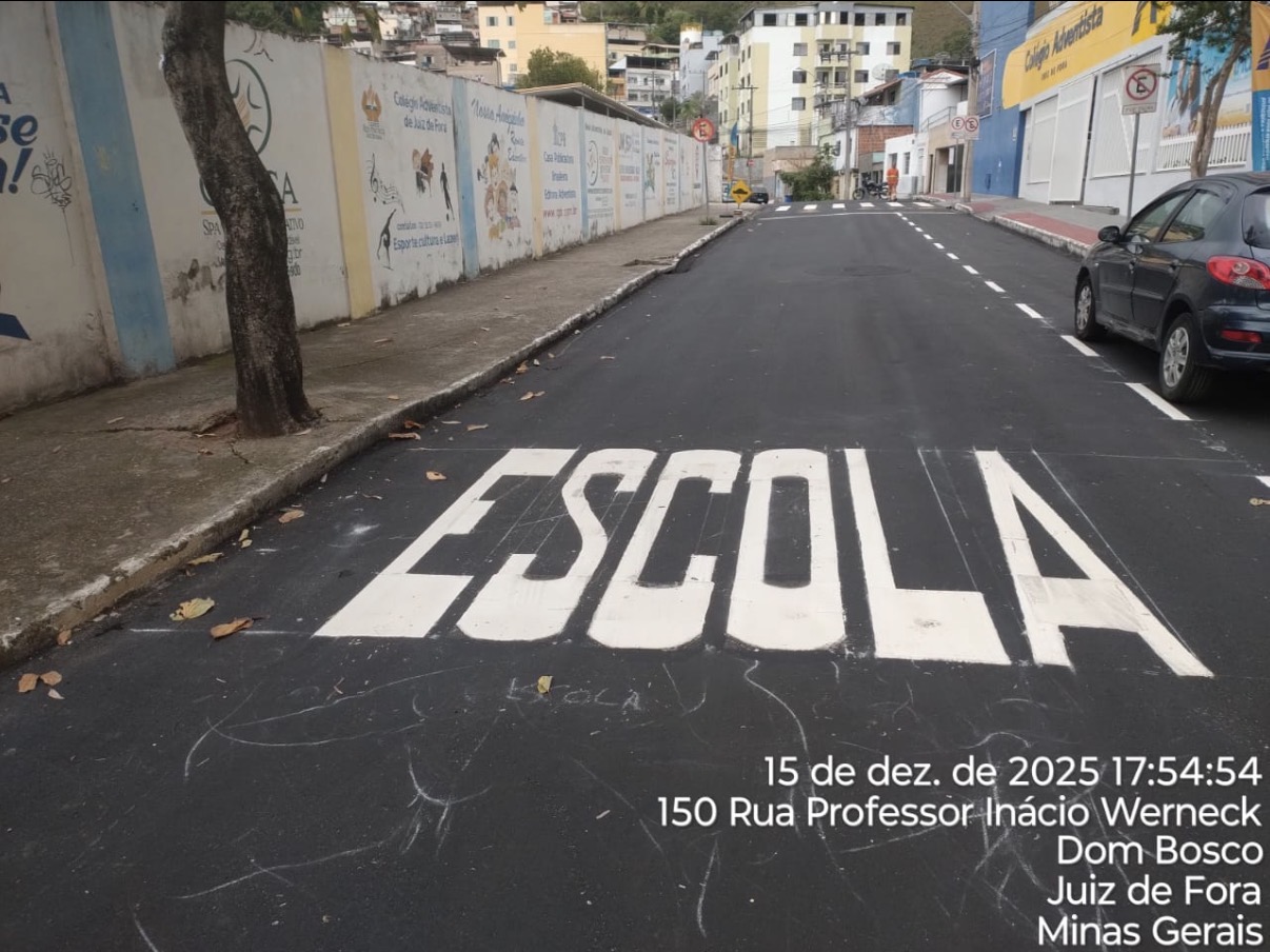 Palavra ESCOLA no asfalto