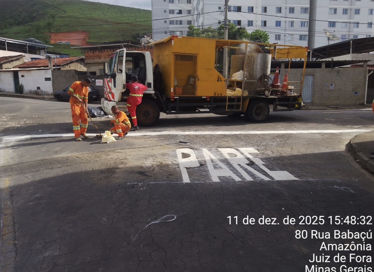Palavra PARE na estrada